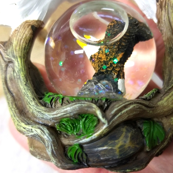 Bald Eagle figure/snow/glitter globe - Picture 5 of 11